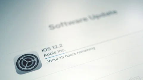 Apple ios 12.2 software update message and cogwheel on screen 库存影片 106003818