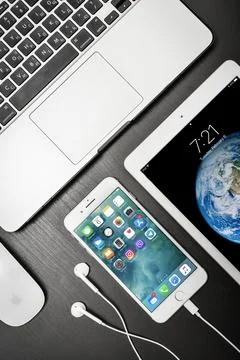 Apple iPad Gold with iPhone 8 plus and MacBook Pro Stock-Fotos