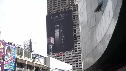 Apple iPhone 15 advertisement displayed on a building. Vídeo Stock 250417854