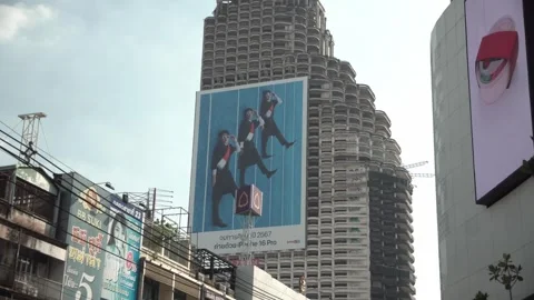 Apple Iphone 16 PRO advertisment screen on building in Bangkok. Stock-Footage 310649321