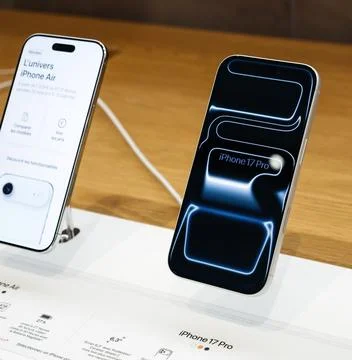 Apple iPhone 17 Pro Displayed as Hero Model in Store Foto stock