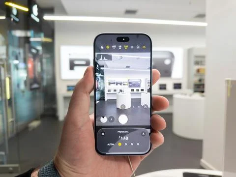 Apple iPhone 18 Pro held in a hand while camera application settings are Stockfoto's