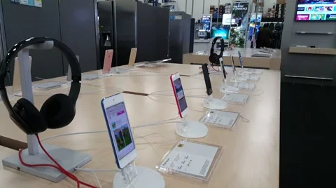 Apple iPhone 6s on display in Apple store in Palo Alto, CA Stock Footage 59759032