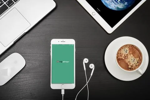 Apple iPhone 8 plus with Tripadvisor app on the screen Fotos de archivo
