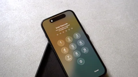 Apple iPhone passcode lock screen. Видео 337761754