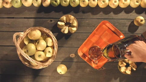 Apple juice and apples on the table. Vidéo 90242093