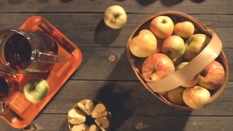 Apple juice and apples on the table. Stockbeeldmateriaal 90242181