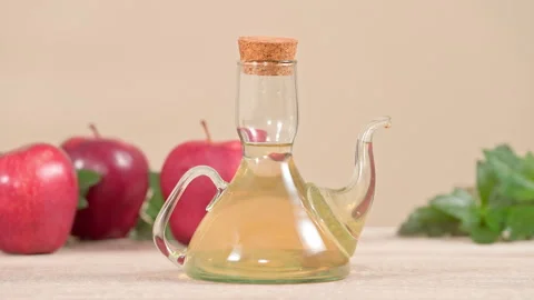 Apple Juice in a decanter 動画素材 249885688