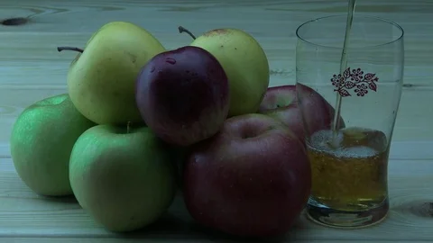 Apple juice in transparant cup 스톡 동영상 82713005