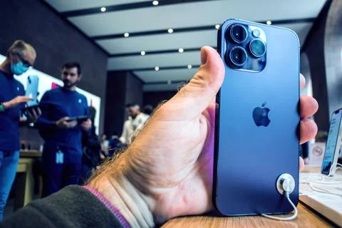 Apple launch new smartphone iPhone 14 Pro and iPhone 14 Pro Max - customer Foto stock
