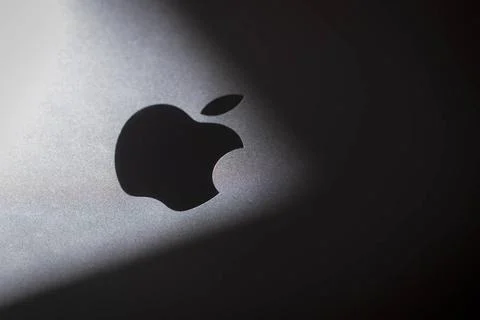  Apple Logo auf einem Mac Book mit starkem Schatten. Symbolfoto für negati.. Stock Photos