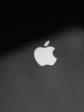 Apple Logo On Dark Gradient Background: Minimal Tech Brand Symbol For Moder.. Foto stock