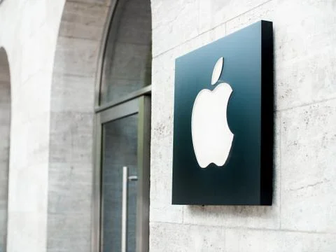 The Apple logo on the front of a flagship Apple store in Berlin, Germany Foto stock