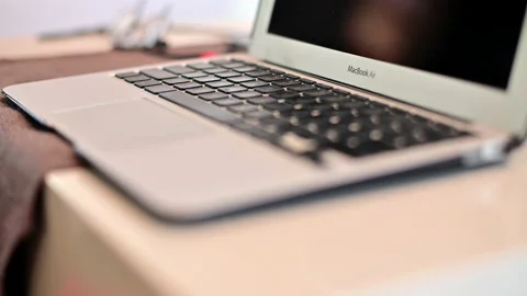 Apple MacBook Air computer close up view with dolly camera motion technique 스톡 동영상 138401631