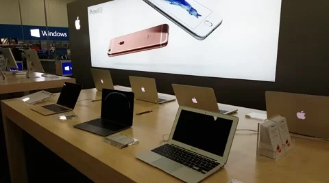 Apple macbook on display in Apple store in Palo Alto, CA, USA Stock Footage 60928490