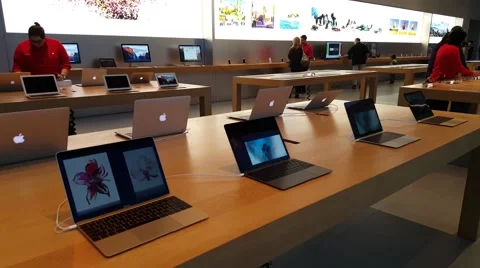 Apple macbook on display in Apple store in Palo Alto, CA, USA Stock Footage 60928502