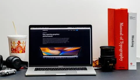 Apple MacBook Pro website internet store Stock Photos