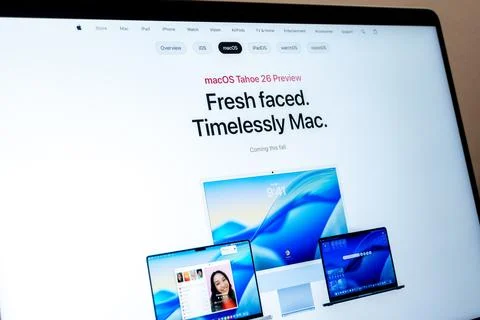 Apple macOS Big Sur webpage showing on a laptop screen Fotos de archivo