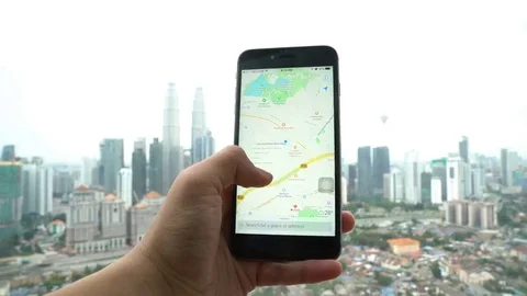 An Apple Maps user using the app in his smartphone Vidéo 69221971