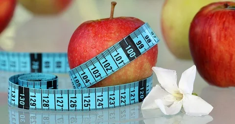 Apple With Measuring Tape Vídeos de archivo 93874180