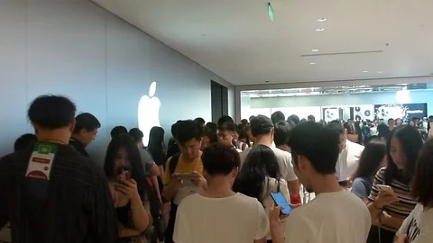 Apple mobile phone store, new mobile phone market landscape Stock Footage 118415596