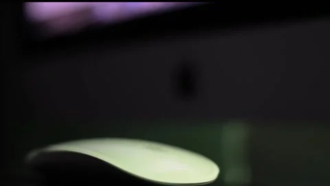 An Apple mouse turning slowly and iMac blurred in the background Vídeo Stock 154719755