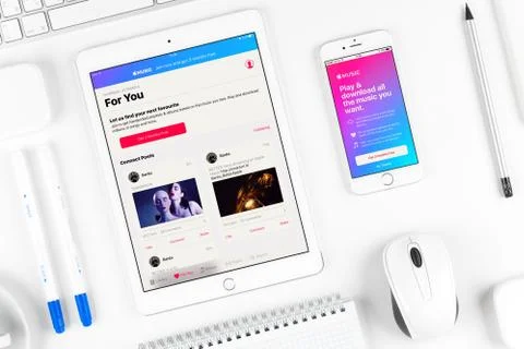 Apple music application on the display of iphone and ipad Fotos de archivo
