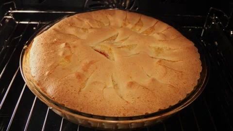 Apple pie cooking process in the oven. Baking. Time lapse. Close up. Homemade Vídeos de archivo 252303830