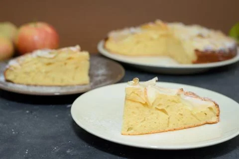 Apple pie cut into pieces Foto stock