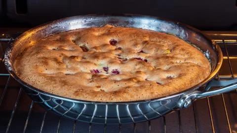 Apple pie in the oven Stock-Fotos