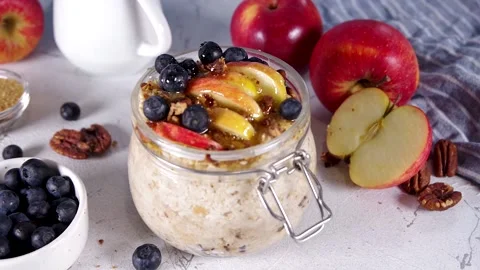 Apple pie overnight oatmeal 스톡 동영상 198193036