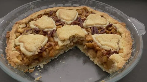 An apple pie with pecans and cinnamon spinning on a plate 库存影片 289396683