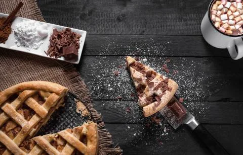Apple pie with slice and hot chocolate. Top view. Homemade dessert. Tradition Foto stock