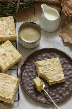 Apple pie slices with meringue served with coffee. Rustic style. Foto stock