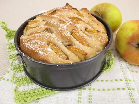 Apple Pull-Apart-Bread in cake pan Stock Photos