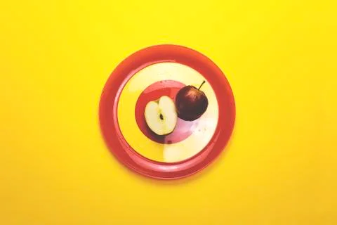 Apple on a red plate on a colored background. Foto stock