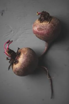 An apple sitting on top of a table Fotos de archivo