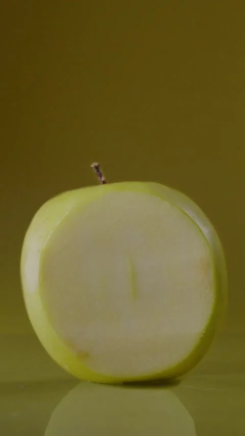 Apple is sliced on a green background, stop motion Vídeo Stock 237705420