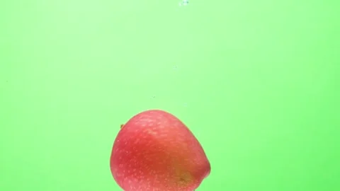 Apple Slowly Sinking in Clear Water. Video stock 310517587