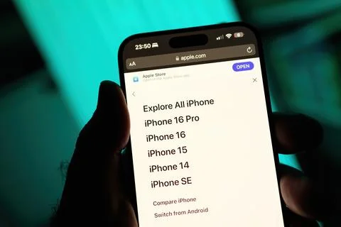 Apple Store app display with cyan backdrop at 2024 event Foto stock