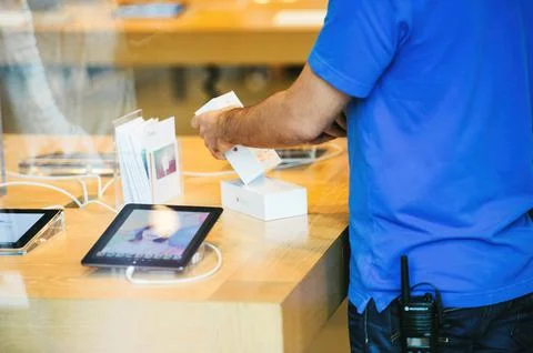 Apple Store interior reflected with genius worker employee scann 写真素材