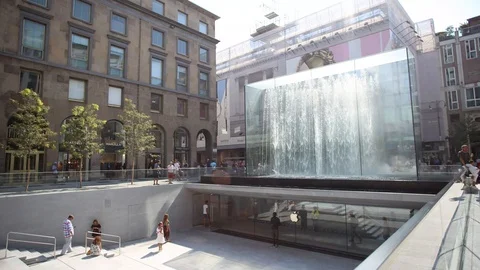 Apple store milan Stock Footage 93928512
