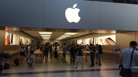 Apple Store in the Toronto Eaton Centre. 库存影片 113406905