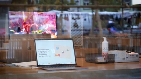 Apple Store window with new MacBook Pro laptop and Mac Pro workstation Vídeo Stock 141773055