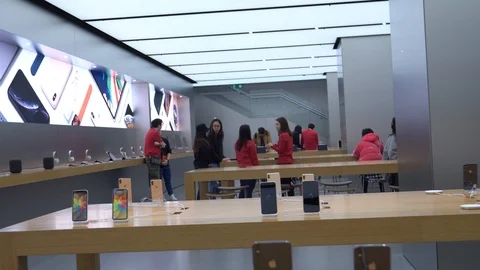 Apple store workers chatting. Video stock 102393148