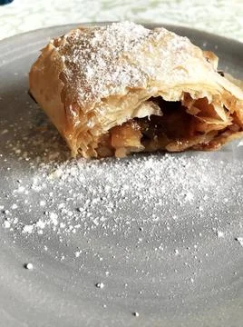 Apple strudel - a piece of apple pie, close up. Foto stock