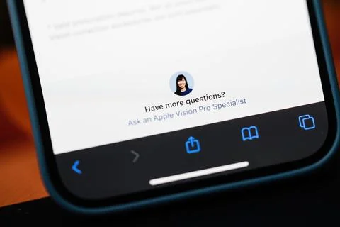 Apple Vision Pro: iPhone 15 Pro Display Stock Photos
