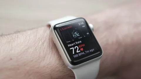 Apple Watch Calculating and Tracking Heart Rate Pulse Closeup Видео 180047982