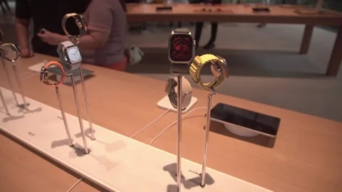 Apple watch displayed at store. Vídeo Stock 250415226