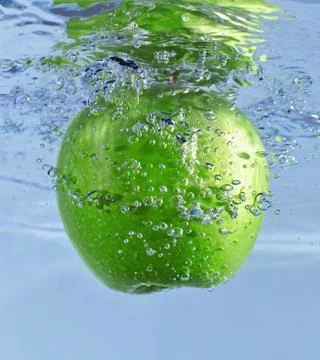 Apple in water Stock-Fotos